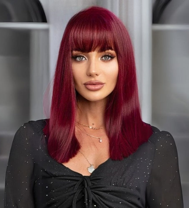 Perruque synthétique rouge avec frange, cheveux longs pour un look audacieux et moderne