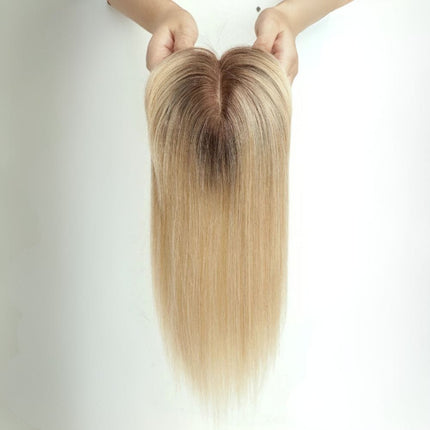 Postiche frange droite blonde ombrée en cheveux naturels pour femme élégante.