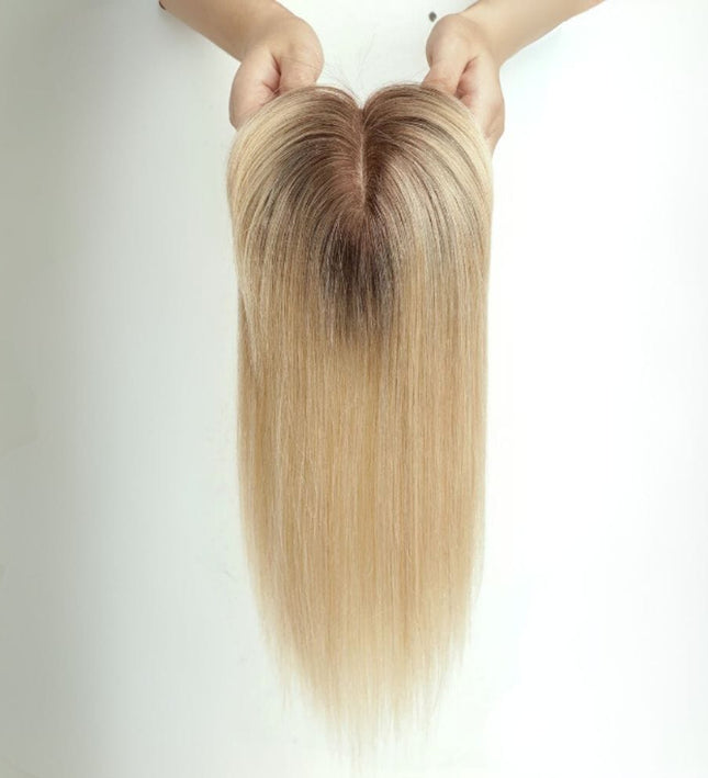 Postiche frange droite blonde ombrée en cheveux naturels pour femme élégante.