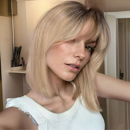 Perruque blonde longue avec frange légère pour un style doux et naturel