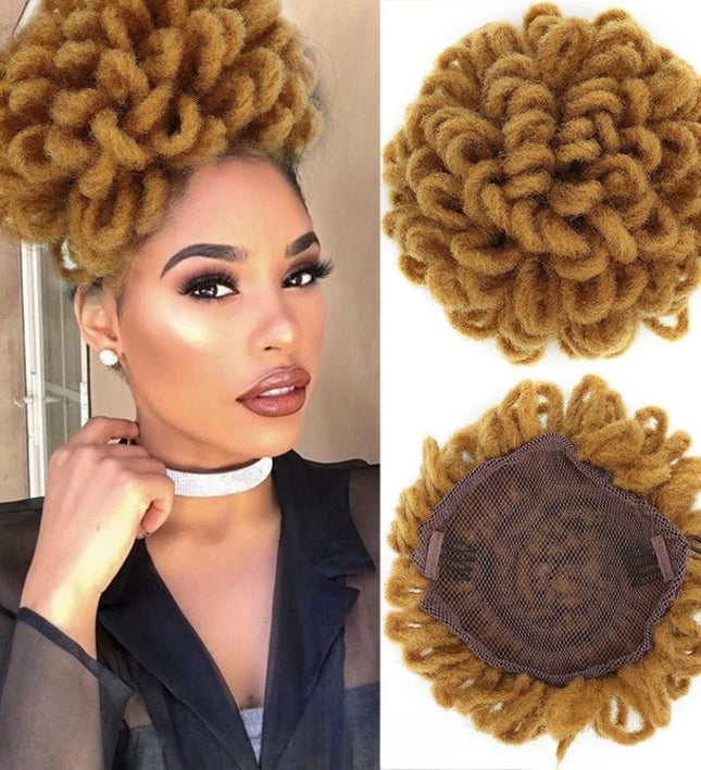 Postiche afro volumineux en cheveux synthétiques colorés brun doré pour un look tendance.