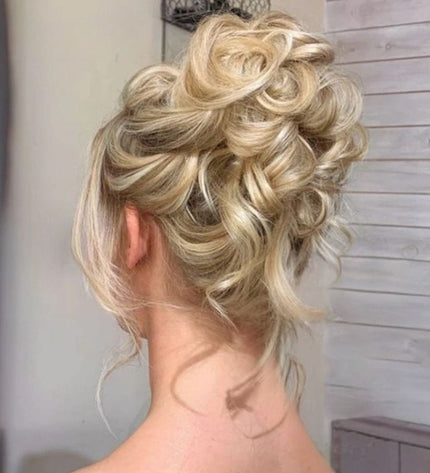 Postiche chignon bouclé blond en fibres synthétiques pour un look élégant et chic