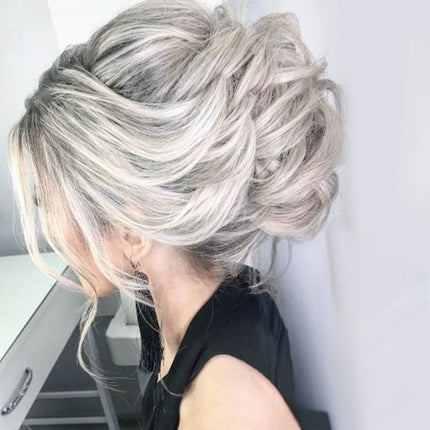 Postiche chignon bouclé synthétique blond platine pour un style élégant et sophistiqué.