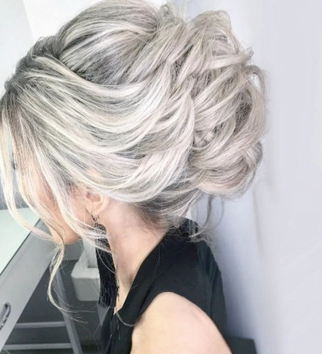 Postiche chignon bouclé synthétique blond platine pour un style élégant et sophistiqué.