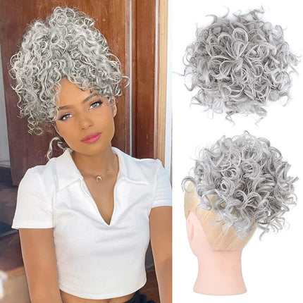 Postiche chignon bouclé mi-long gris argenté en cheveux synthétiques pour un look moderne