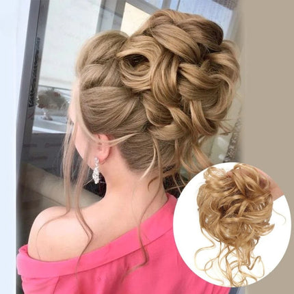 Postiche chignon bouclé synthétique blond pour coiffure élégante et volumineuse femme.