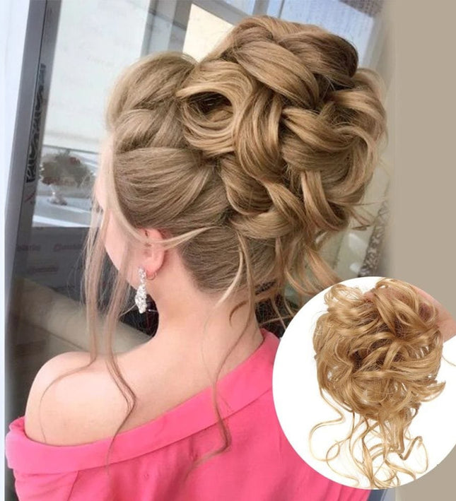 Postiche chignon bouclé synthétique blond pour coiffure élégante et volumineuse femme.