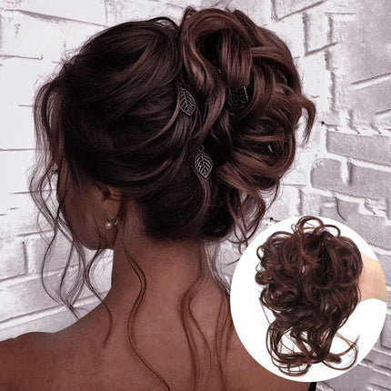 Postiche chignon volumineux en cheveux synthétiques pour un look élégant et bouclé.