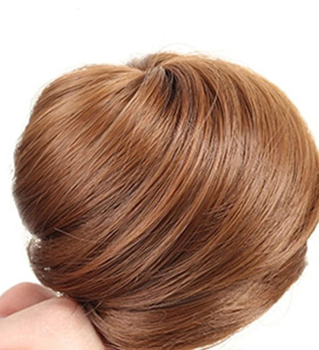 Postiche chignon synthétique brun avec système clips et élastique pour une coiffure rapide.