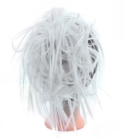 Postiche chignon en fibres synthétiques blanches facile à attacher pour un style moderne.