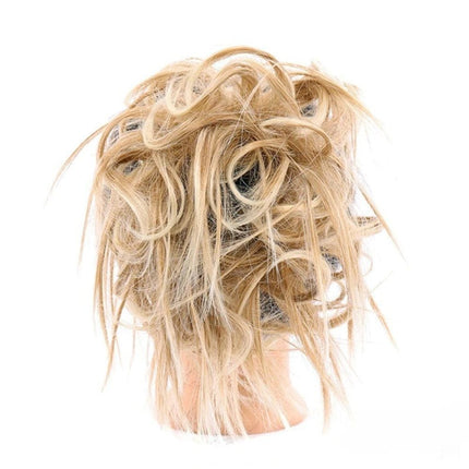 Postiche chignon blond volumineux en cheveux synthétiques facile à attacher avec un élastique.