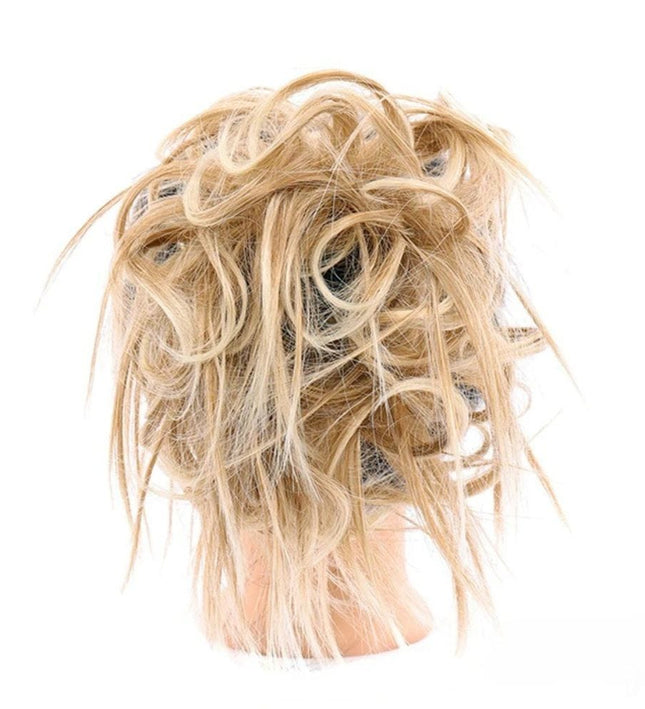 Postiche chignon blond volumineux en cheveux synthétiques facile à attacher avec un élastique.