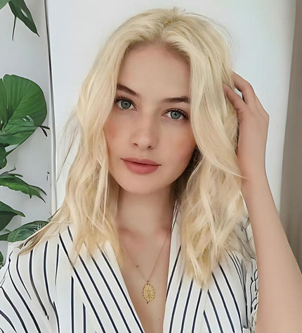 Postiche naturel blond à clip pour un style élégant et facile à porter