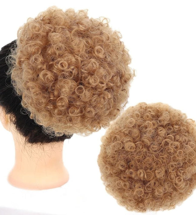 Postiche afro frisé volumineux en cheveux synthétiques pour un style naturel et tendance.