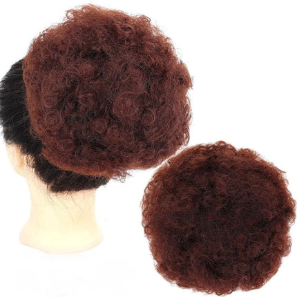 Postiche afro frisé en cheveux synthétiques brun roux pour un style volumineux et chic.