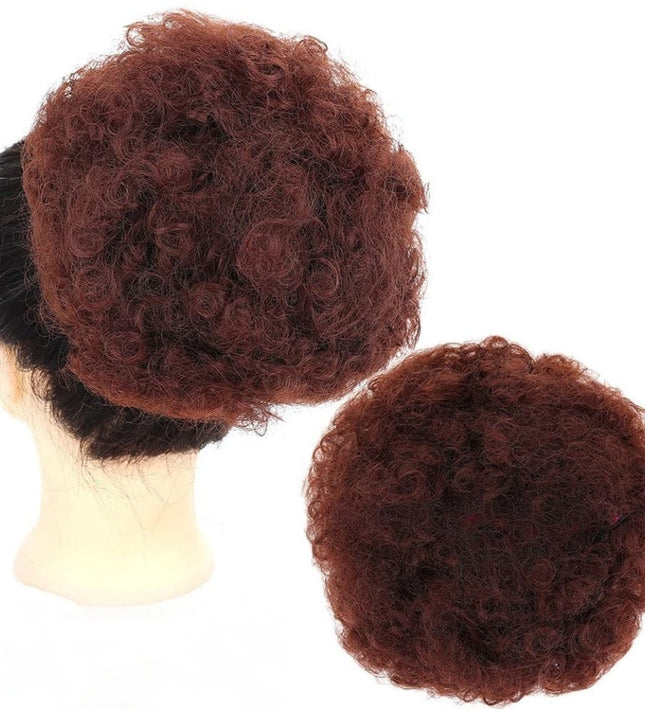 Postiche afro frisé en cheveux synthétiques brun roux pour un style volumineux et chic.