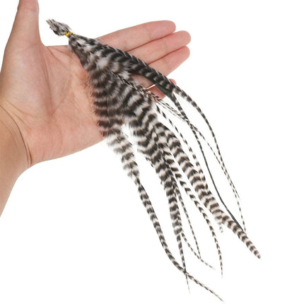 Postiche en plumes noir et blanc style naturel pour une touche unique dans les cheveux.