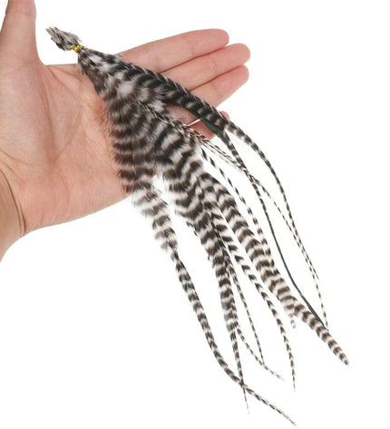 Postiche en plumes noir et blanc style naturel pour une touche unique dans les cheveux.
