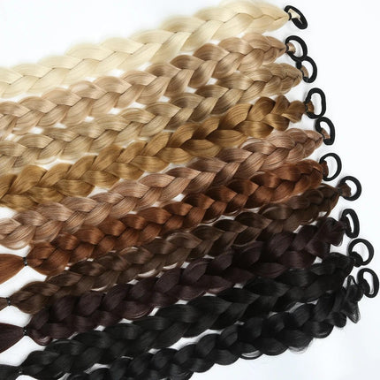 Postiche long synthétique tressé multicolore pour coiffure queue-de-cheval élégante.