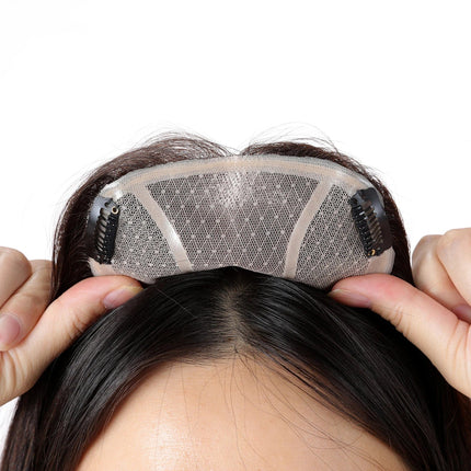 Postiche volumateur invisible en cheveux naturels pour femme sur clips discrets.