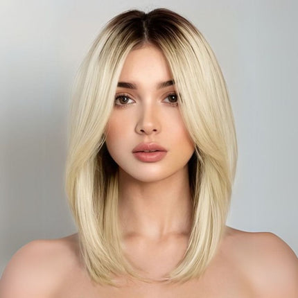 Perruque mi-longue blonde en cheveux naturels avec raie centrale pour femme élégante.