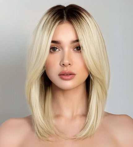 Perruque mi-longue blonde en cheveux naturels avec raie centrale pour femme élégante.