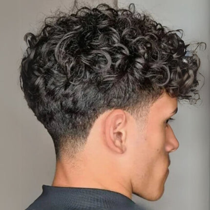 Toupet en cheveux naturels bouclés noirs pour un style masculin moderne et tendance.