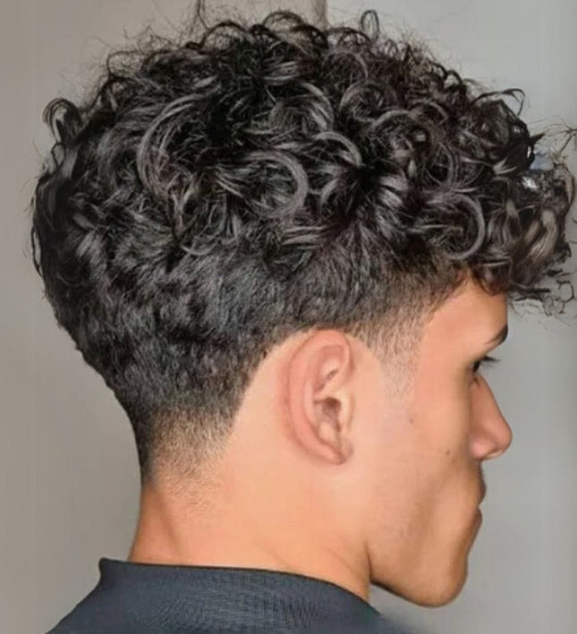 Toupet en cheveux naturels bouclés noirs pour un style masculin moderne et tendance.