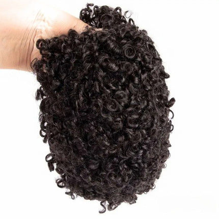 Toupet bouclé pour homme en cheveux noirs naturels, look élégant et moderne.