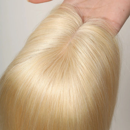 Toupet femme en cheveux naturels blonds lisses pour un look raffiné et élégant.