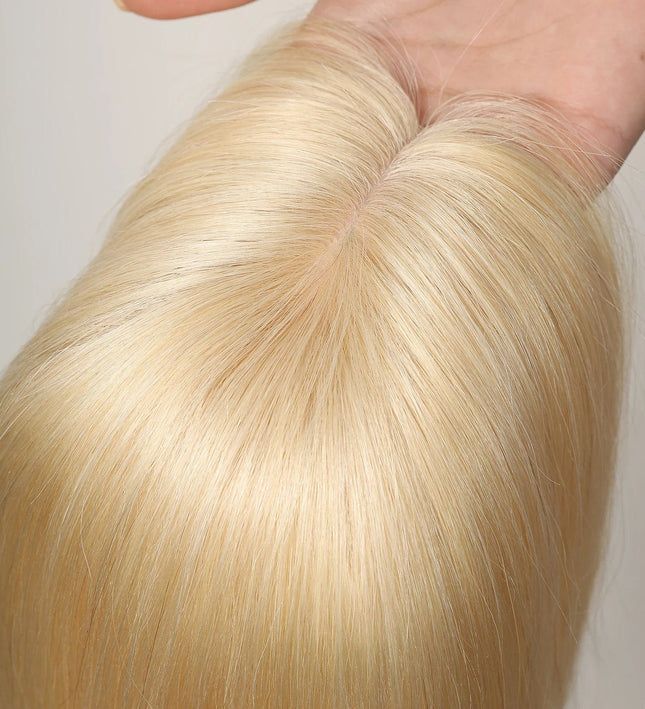 Toupet femme en cheveux naturels blonds lisses pour un look raffiné et élégant.