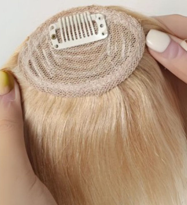 Frange à clip cheveux naturels blonds pour une coiffure élégante et facile à porter.