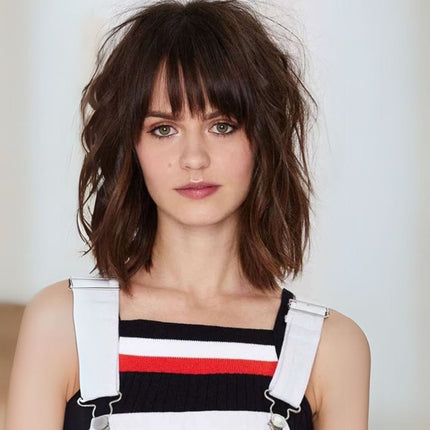 Toupet frange cheveux naturels ondulés pour un look moderne et élégant