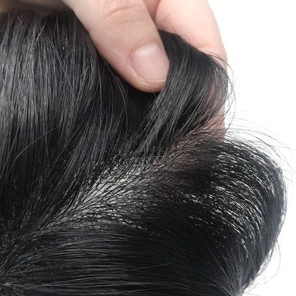 Toupet adhésif pour homme en cheveux naturels noirs avec finition réaliste et discrète.