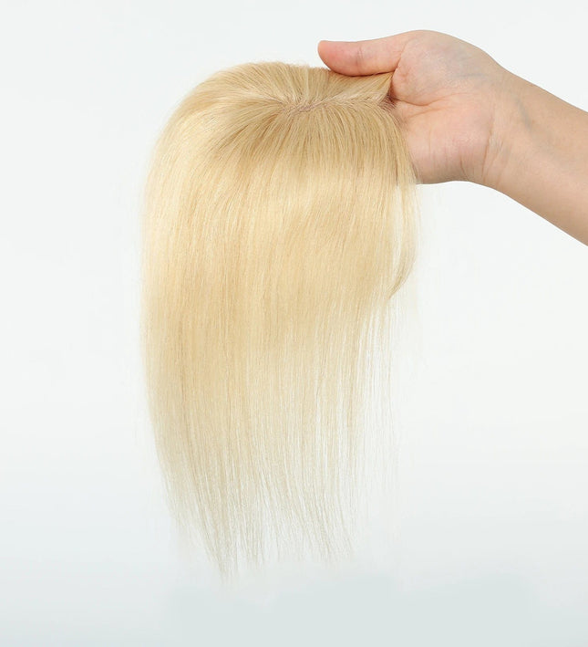 Toupet volumateur blond naturel avec frange droite pour plus de volume et de style.