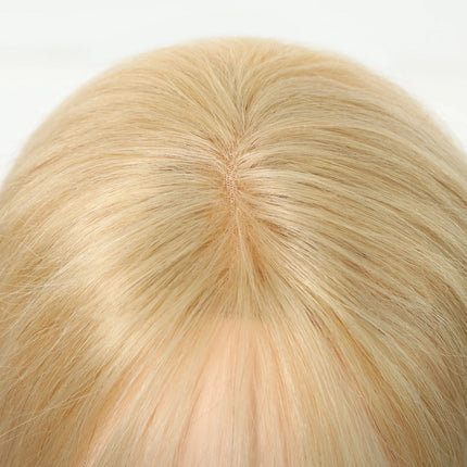 Toupet volumateur blond en cheveux naturels avec frange pour ajout de volume et style élégant