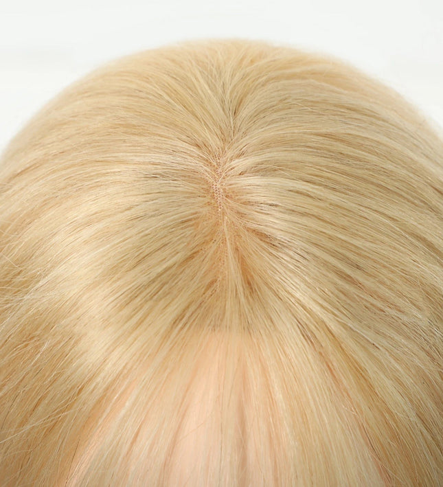 Toupet volumateur blond en cheveux naturels avec frange pour ajout de volume et style élégant